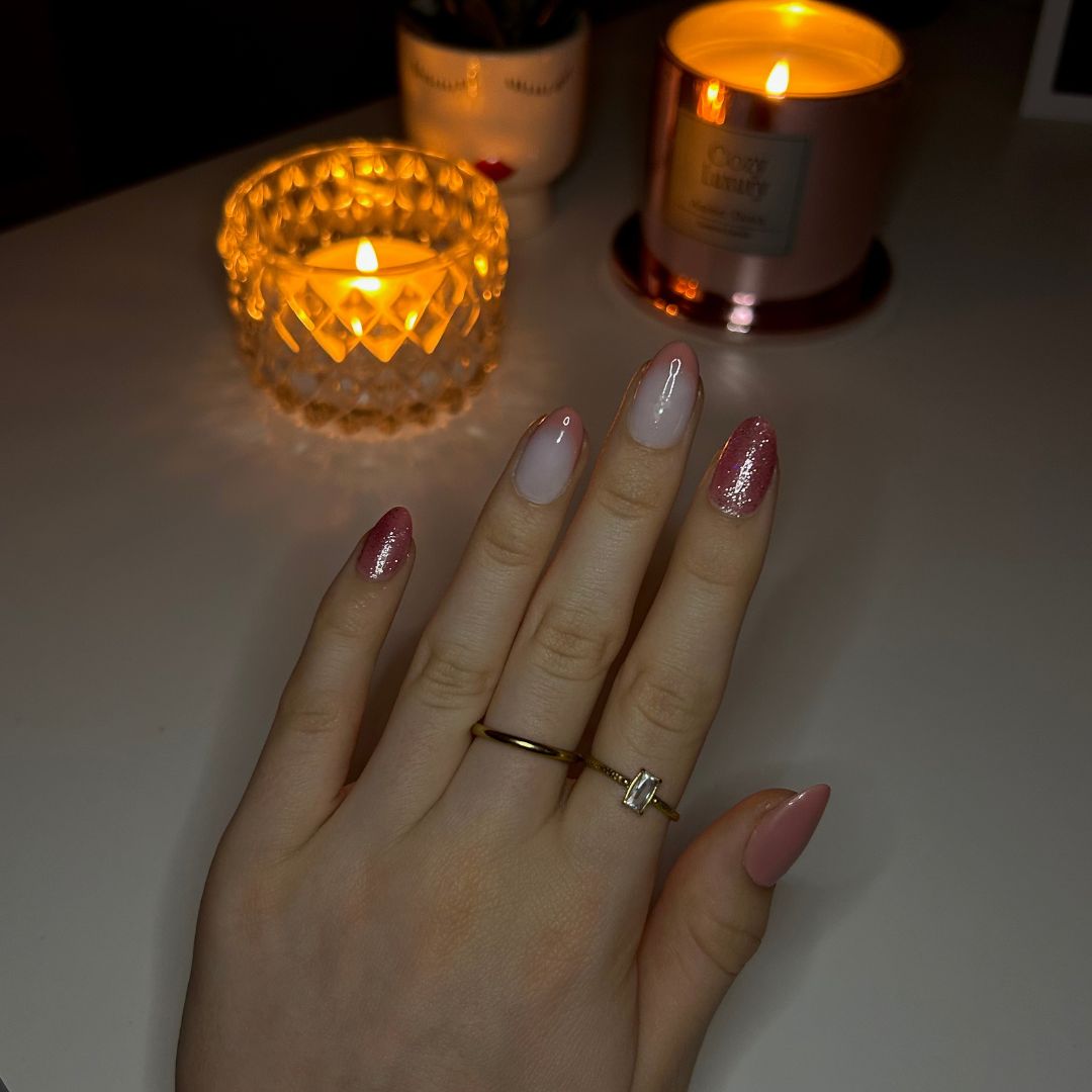 hand bij kaarsen met Langhoudende nagellak