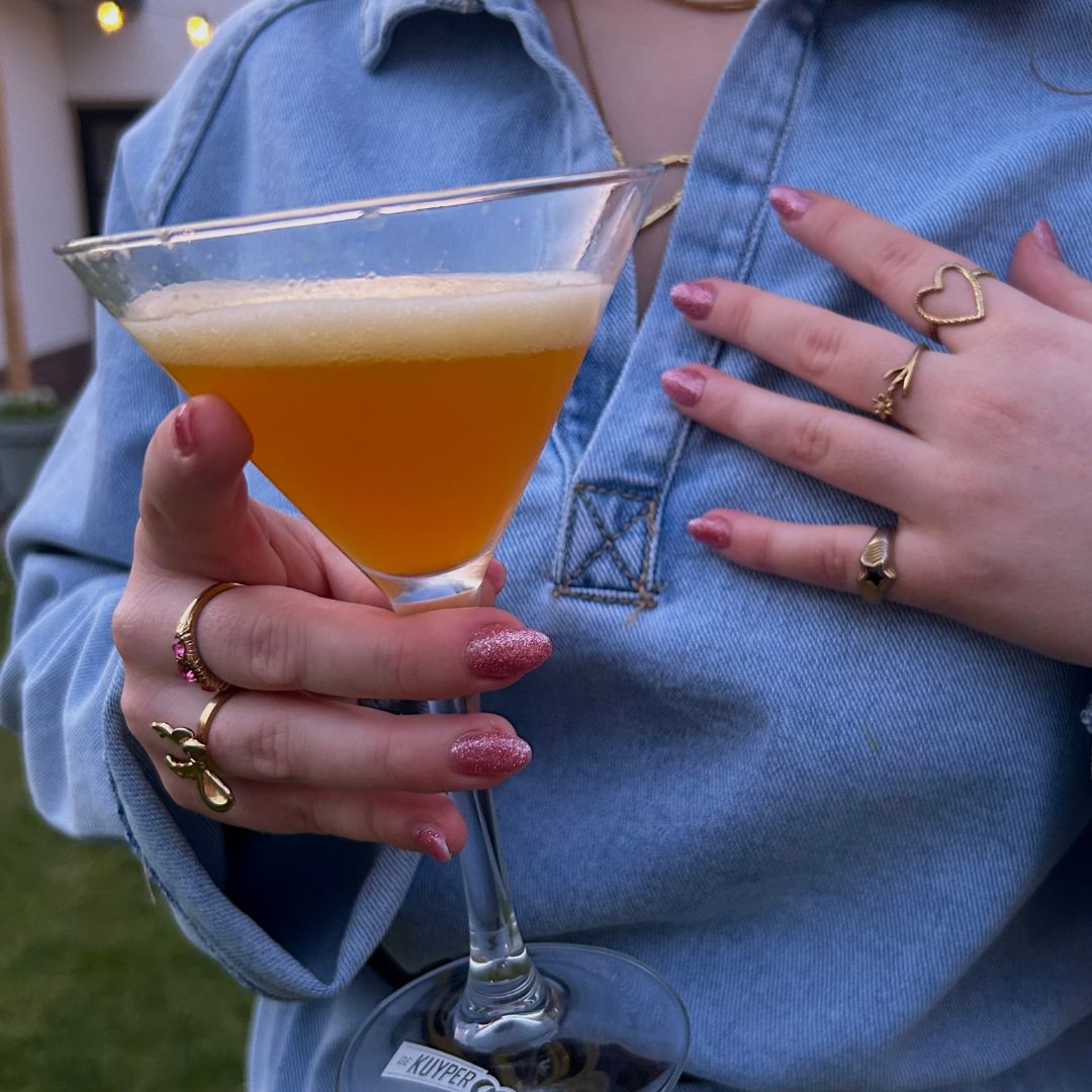 Glas in hand met de langhoudende gelnagellak